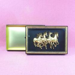 ALTIN VARAK YILKI ATLARI KABARTMA 3D GÖRSELLİ MUKAVVA ÇİKOLATA KUTUSU