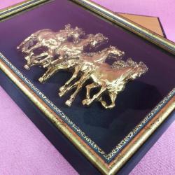 ALTIN VARAK YILKI ATLARI KABARTMA 3D GÖRSELLİ MUKAVVA ÇİKOLATA KUTUSU