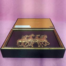 ALTIN VARAK YILKI ATLARI KABARTMA 3D GÖRSELLİ MUKAVVA ÇİKOLATA KUTUSU