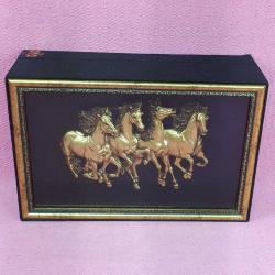 ALTIN VARAK YILKI ATLARI KABARTMA 3D GÖRSELLİ MUKAVVA ÇİKOLATA KUTUSU