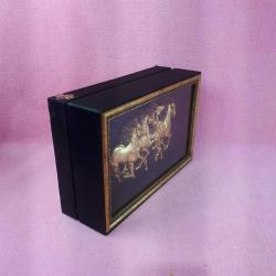 ALTIN VARAK YILKI ATLARI KABARTMA 3D GÖRSELLİ MUKAVVA ÇİKOLATA KUTUSU