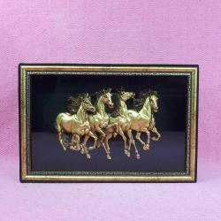 ALTIN VARAK YILKI ATLARI KABARTMA 3D GÖRSELLİ MUKAVVA ÇİKOLATA KUTUSU