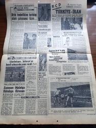 Milliyet Gazetesi - Turkish Newspaper - 26 Kasım 1967 - samimi bir uzlaşma mı yeni bir Bizans oyunu mu yazan Abdi İpekçi Başmakale - Johnson'un temsilcisinin getirdiği plan Ankara'da olumlu karşılandı fotoğraf - Kıbrıs konusunda hava yumuşuyor - anlaşma planı maddeleri - güvenlik konseyi anlaşma tavsiye etti - Edirne'nin Kurtuluş Bayramı Dün Coşkun törenle kutlandı fotoğraf - Kıbrıs'a giren tek Türk gazetecisi Sami Kohen Lefkoşa'dan bildiriyor - Türk Ortodoks kilisesi makarios'u tel'in etti - Kıbrıs Türk lideri Doktor Fazıl Küçük Türk askeri gelmelidir dedi - Ayyar Hamza yazan Ulunay - bildiklerim gördüklerimin yanında hiçmiş yazan Turgay Şeren - Fenerbahçe İskenderunspor ile oynuyor - RCD Kupası Türkiye İran - bugün basketbol maçları gündüz oynanacak - at yarışları - ipana diş macunu - Demirspor tur atladı - Galatasaray vefa ile karşılaşıyor
