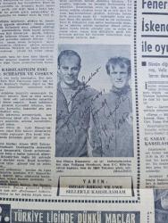 Milliyet Gazetesi - Turkish Newspaper - 26 Kasım 1967 - samimi bir uzlaşma mı yeni bir Bizans oyunu mu yazan Abdi İpekçi Başmakale - Johnson'un temsilcisinin getirdiği plan Ankara'da olumlu karşılandı fotoğraf - Kıbrıs konusunda hava yumuşuyor - anlaşma planı maddeleri - güvenlik konseyi anlaşma tavsiye etti - Edirne'nin Kurtuluş Bayramı Dün Coşkun törenle kutlandı fotoğraf - Kıbrıs'a giren tek Türk gazetecisi Sami Kohen Lefkoşa'dan bildiriyor - Türk Ortodoks kilisesi makarios'u tel'in etti - Kıbrıs Türk lideri Doktor Fazıl Küçük Türk askeri gelmelidir dedi - Ayyar Hamza yazan Ulunay - bildiklerim gördüklerimin yanında hiçmiş yazan Turgay Şeren - Fenerbahçe İskenderunspor ile oynuyor - RCD Kupası Türkiye İran - bugün basketbol maçları gündüz oynanacak - at yarışları - ipana diş macunu - Demirspor tur atladı - Galatasaray vefa ile karşılaşıyor