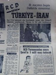 Milliyet Gazetesi - Turkish Newspaper - 26 Kasım 1967 - samimi bir uzlaşma mı yeni bir Bizans oyunu mu yazan Abdi İpekçi Başmakale - Johnson'un temsilcisinin getirdiği plan Ankara'da olumlu karşılandı fotoğraf - Kıbrıs konusunda hava yumuşuyor - anlaşma planı maddeleri - güvenlik konseyi anlaşma tavsiye etti - Edirne'nin Kurtuluş Bayramı Dün Coşkun törenle kutlandı fotoğraf - Kıbrıs'a giren tek Türk gazetecisi Sami Kohen Lefkoşa'dan bildiriyor - Türk Ortodoks kilisesi makarios'u tel'in etti - Kıbrıs Türk lideri Doktor Fazıl Küçük Türk askeri gelmelidir dedi - Ayyar Hamza yazan Ulunay - bildiklerim gördüklerimin yanında hiçmiş yazan Turgay Şeren - Fenerbahçe İskenderunspor ile oynuyor - RCD Kupası Türkiye İran - bugün basketbol maçları gündüz oynanacak - at yarışları - ipana diş macunu - Demirspor tur atladı - Galatasaray vefa ile karşılaşıyor