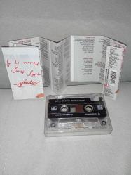 Kaset Ebru Gündeş bize de bu yakışır albümü. orijinal sorunsuz çalışıyor tertemiz koleksiyonluk