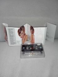 Kaset Ebru Gündeş bize de bu yakışır albümü. orijinal sorunsuz çalışıyor tertemiz koleksiyonluk