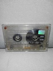 Kaset Müslüm Gürses Gitme albümü. orijinal kartoneti yok. baştan sona dinlendi bazı şarkılarda dalgalanma var.