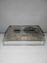 Kaset Müslüm Gürses Gitme albümü. orijinal kartoneti yok. baştan sona dinlendi bazı şarkılarda dalgalanma var.