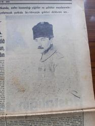 Dünya Atatürk Gazetesi - Turkish Newspaper - 10 Kasım 1953 - Atatürk yazan Ruşen Eşref Ünaydın - Atatürk arkadaşı değerli edip Ruşen Eşref Ünaydın'a verdiği fotoğrafın altına şu satırları yazmıştır fotoğraf - Atatürk kimseyle kıyaslanamaz - muhabbet vardır merhamet yoktur - ölüm Allah'ın emri ayrılık olmasaydı - Kadere meydan okuyan adam Atatürk - Atatürk'ün hastalığı ve ölümü yazan doktor Asım Arar - 1938 yılının 10 kasım'ı  fotoğraf - Atatürk'ün hastalığının seyri - Anıtkabir'e götürülürken yazan profesör H. Nimetullah Öztürk - Atatürk'ün bütün cihana hitaben söylenmesini istediği nutuk anlatan Şükrü Kaya yazan Yekta Ragıp Önen - inkılapçı Atatürk yazan Cemal Çelebioğlu - Atatürk Şükrü Kaya ve Kazım Özalp ile birlikte - Anıtkabir yalnız Atatürk için yapıldı konuşan Necdet Evliyagil - Anıtkabir'in umumi görünüşü fotoğraf - Anıtkabir inşaatı 1/1000 mikyasında yapılmıştır kroki - Anıtkabir'in bulunduğu Rasadtepe fotoğraf - Anıtkabir'de nöbetçi kuleleri fotoğraf - Sabiha Gürayman foto