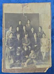 23x17 cm Kadın ve Çocuklardan Oluşan Eski Topluluk Fotoğrafı, Haliyle