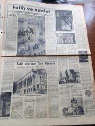 Yeni Sabah İstanbul Fethi 500. Yıl Gazetesi - Turkish Newspaper - 29 Mayıs 1953 - tam sayfa renkli Fatih Sultan Mehmet çizimi - İstanbul nasıl fethedildi yazan Kadircan Kaflı - Fatih Sultan Mehmet'in kılıcı fotoğraf - Fatih'in meşhur toplarından biri fotoğraf - 500. Yılda yazan İstanbul Valisi Fahrettin Kerim Gökay - Fatih'in babası 2. Sultan Murat yazan profesör Süheyl Ünver - Fatih devrinin en büyük alimi Akşemsettin - bir tepeden şiiri yazan Yahya Kemal Beyatlı - Fatih'in kurduğu Enderun-u Hümayun mektebi yazan İsmail Hakkı Baykal - Fatih ve adalet yazan Profesör Doktor Süheyl Ünver - Fatih devrinde Türk mimarisi yazan Yüksek mühendis Ekrem Hakkı Ayverdi - Fatih devri mimarisi Topkapı sarayı'ndaki kütüphane fotoğraf - Bellini ve Fatih yazan Cemal Tollu - Sultan Fatih'in Kaftanı fotoğraf - Fatih'in şiir dünyası Yazan Nazım Kemal - İstanbul fethinde yeniçerik ortalarına gazel yazan Yahya Kemal Beyatlı - Fatih Sultan Mehmet'in üstü ayetli kılıcı fotoğraf - Merkad-ı Fatih'i ziyaret