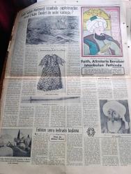 Yeni Sabah İstanbul Fethi 500. Yıl Gazetesi - Turkish Newspaper - 29 Mayıs 1953 - tam sayfa renkli Fatih Sultan Mehmet çizimi - İstanbul nasıl fethedildi yazan Kadircan Kaflı - Fatih Sultan Mehmet'in kılıcı fotoğraf - Fatih'in meşhur toplarından biri fotoğraf - 500. Yılda yazan İstanbul Valisi Fahrettin Kerim Gökay - Fatih'in babası 2. Sultan Murat yazan profesör Süheyl Ünver - Fatih devrinin en büyük alimi Akşemsettin - bir tepeden şiiri yazan Yahya Kemal Beyatlı - Fatih'in kurduğu Enderun-u Hümayun mektebi yazan İsmail Hakkı Baykal - Fatih ve adalet yazan Profesör Doktor Süheyl Ünver - Fatih devrinde Türk mimarisi yazan Yüksek mühendis Ekrem Hakkı Ayverdi - Fatih devri mimarisi Topkapı sarayı'ndaki kütüphane fotoğraf - Bellini ve Fatih yazan Cemal Tollu - Sultan Fatih'in Kaftanı fotoğraf - Fatih'in şiir dünyası Yazan Nazım Kemal - İstanbul fethinde yeniçerik ortalarına gazel yazan Yahya Kemal Beyatlı - Fatih Sultan Mehmet'in üstü ayetli kılıcı fotoğraf - Merkad-ı Fatih'i ziyaret
