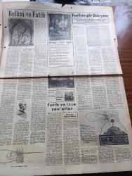 Yeni Sabah İstanbul Fethi 500. Yıl Gazetesi - Turkish Newspaper - 29 Mayıs 1953 - tam sayfa renkli Fatih Sultan Mehmet çizimi - İstanbul nasıl fethedildi yazan Kadircan Kaflı - Fatih Sultan Mehmet'in kılıcı fotoğraf - Fatih'in meşhur toplarından biri fotoğraf - 500. Yılda yazan İstanbul Valisi Fahrettin Kerim Gökay - Fatih'in babası 2. Sultan Murat yazan profesör Süheyl Ünver - Fatih devrinin en büyük alimi Akşemsettin - bir tepeden şiiri yazan Yahya Kemal Beyatlı - Fatih'in kurduğu Enderun-u Hümayun mektebi yazan İsmail Hakkı Baykal - Fatih ve adalet yazan Profesör Doktor Süheyl Ünver - Fatih devrinde Türk mimarisi yazan Yüksek mühendis Ekrem Hakkı Ayverdi - Fatih devri mimarisi Topkapı sarayı'ndaki kütüphane fotoğraf - Bellini ve Fatih yazan Cemal Tollu - Sultan Fatih'in Kaftanı fotoğraf - Fatih'in şiir dünyası Yazan Nazım Kemal - İstanbul fethinde yeniçerik ortalarına gazel yazan Yahya Kemal Beyatlı - Fatih Sultan Mehmet'in üstü ayetli kılıcı fotoğraf - Merkad-ı Fatih'i ziyaret