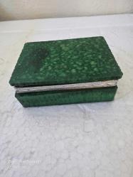 El boyama İtalyan Alabaster kutu koyu yeşil gümüş metal süslemeli mücevher kutusu vintage