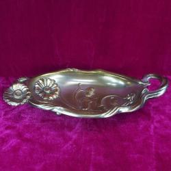 ANTİKA ART NOUVEAU TARZDA KABARTMA ÇİÇEKLER GÖRSELLİ PİRİNÇ ÜZERİNE GÜMÜŞ KAPLAMA ÇİFT KULPLU TEPSİ