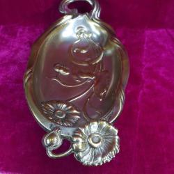 ANTİKA ART NOUVEAU TARZDA KABARTMA ÇİÇEKLER GÖRSELLİ PİRİNÇ ÜZERİNE GÜMÜŞ KAPLAMA ÇİFT KULPLU TEPSİ