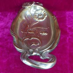 ANTİKA ART NOUVEAU TARZDA KABARTMA ÇİÇEKLER GÖRSELLİ PİRİNÇ ÜZERİNE GÜMÜŞ KAPLAMA ÇİFT KULPLU TEPSİ