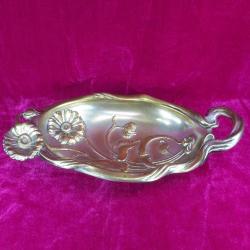 ANTİKA ART NOUVEAU TARZDA KABARTMA ÇİÇEKLER GÖRSELLİ PİRİNÇ ÜZERİNE GÜMÜŞ KAPLAMA ÇİFT KULPLU TEPSİ