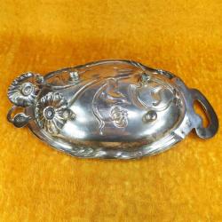 ANTİKA ART NOUVEAU TARZDA KABARTMA ÇİÇEKLER GÖRSELLİ PİRİNÇ ÜZERİNE GÜMÜŞ KAPLAMA ÇİFT KULPLU TEPSİ