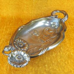 ANTİKA ART NOUVEAU TARZDA KABARTMA ÇİÇEKLER GÖRSELLİ PİRİNÇ ÜZERİNE GÜMÜŞ KAPLAMA ÇİFT KULPLU TEPSİ