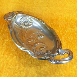 ANTİKA ART NOUVEAU TARZDA KABARTMA ÇİÇEKLER GÖRSELLİ PİRİNÇ ÜZERİNE GÜMÜŞ KAPLAMA ÇİFT KULPLU TEPSİ