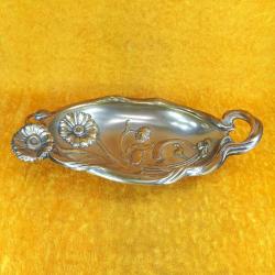 ANTİKA ART NOUVEAU TARZDA KABARTMA ÇİÇEKLER GÖRSELLİ PİRİNÇ ÜZERİNE GÜMÜŞ KAPLAMA ÇİFT KULPLU TEPSİ