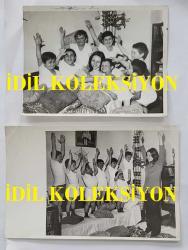 ZEYNEP DEĞİRMENCİOĞLU'NUN ORİJİNAL 2'Lİ FOTOĞRAF SETİ - 18 x 12 cm ve 15 x 12 cm EBADINDA - ZEYNEP DEĞİRMENCİOĞLU ''PAMUK PRENSES ve 7 CÜCELER (1970)'' İSİMLİ YEŞİLÇAM FİLMİNDE ROL ALDIĞI OYUNCU ARKADAŞLARIYLA BİRLİKTE FİLM ÖNCESİ PROVA YAPARKEN ÇEKİLMİŞ 2 FARKLI KARE