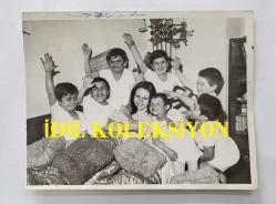 ZEYNEP DEĞİRMENCİOĞLU'NUN ORİJİNAL 2'Lİ FOTOĞRAF SETİ - 18 x 12 cm ve 15 x 12 cm EBADINDA - ZEYNEP DEĞİRMENCİOĞLU ''PAMUK PRENSES ve 7 CÜCELER (1970)'' İSİMLİ YEŞİLÇAM FİLMİNDE ROL ALDIĞI OYUNCU ARKADAŞLARIYLA BİRLİKTE FİLM ÖNCESİ PROVA YAPARKEN ÇEKİLMİŞ 2 FARKLI KARE