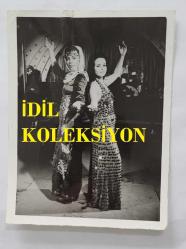 ZEYNEP DEĞİRMENCİOĞLU'NUN ORİJİNAL 2'Lİ FOTOĞRAF SETİ - 12 x 9 cm EBADINDA - ZEYNEP DEĞİRMENCİOĞLU ''YAYLA KIZI (1974)'' ADLI FİLMDE SELMA GÜNERİ İLE AYNI KAREDE