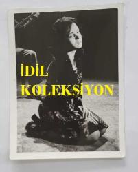 ZEYNEP DEĞİRMENCİOĞLU'NUN ORİJİNAL 2'Lİ FOTOĞRAF SETİ - 12 x 9 cm EBADINDA - ZEYNEP DEĞİRMENCİOĞLU ''YAYLA KIZI (1974)'' ADLI FİLMDE SELMA GÜNERİ İLE AYNI KAREDE