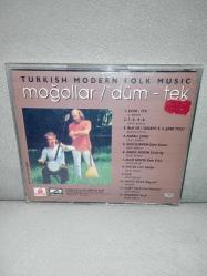 Cd Moğollar düm - tek albümü. Orijinal 1994 kırmızı bandrollü dönem baskı albüm. Disk 10 üzerinden 9,5 çok iyi durumda sorunsuz çalışıyor koleksiyonluk