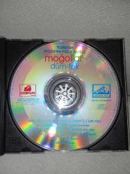 Cd Moğollar düm - tek albümü. Orijinal 1994 kırmızı bandrollü dönem baskı albüm. Disk 10 üzerinden 9,5 çok iyi durumda sorunsuz çalışıyor koleksiyonluk