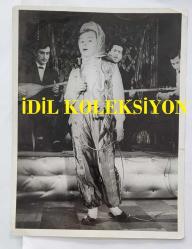 ZEYNEP DEĞİRMENCİOĞLU'NUN ORİJİNAL BÜYÜK BOY FOTOĞRAFI - 24 x 18 cm EBADINDA - ZEYNEP DEĞİRMENCİOĞLU 1960'LARDA ÇOCUK OLARAK YER ALDIĞI BİR YEŞİLÇAM FİLMİNDE YÖRESEL KOSTÜMLE SAHNEYE ÇIKIP TÜRKÜ OKURKEN ÇEKİLMİŞ BİR KARE
