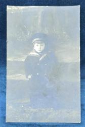 14x9 cm Foto Mufahhan Üsküdar Çarşı Boyu Yeni Cami Karşısı Kaşeli Denizci Kıyafetli Stüdyo Çocuk Fotoğrafı (Şapkasında Bahriyeli Yazıyor)