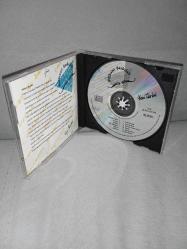 Cd Yeni Türkü Külhani şarkılar albümü. Orijinal 1994 sarı bandrollü dönem baskı albüm. Kartonetin bir yerinde yazı var. onun dışında temiz ve sağlam. Disk 10 üzerinden 9,5 çok iyi durumda sorunsuz çalışıyor koleksiyonluk