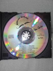 Cd Yeni Türkü Külhani şarkılar albümü. Orijinal 1994 sarı bandrollü dönem baskı albüm. Kartonetin bir yerinde yazı var. onun dışında temiz ve sağlam. Disk 10 üzerinden 9,5 çok iyi durumda sorunsuz çalışıyor koleksiyonluk