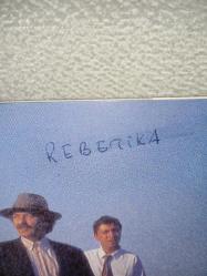 Cd Yeni Türkü Külhani şarkılar albümü. Orijinal 1994 sarı bandrollü dönem baskı albüm. Kartonetin bir yerinde yazı var. onun dışında temiz ve sağlam. Disk 10 üzerinden 9,5 çok iyi durumda sorunsuz çalışıyor koleksiyonluk