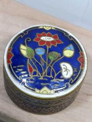 K232----ÇİÇEK DESENLİ KAPAK MİNELİ ESKİ PİRİNÇ KUTU