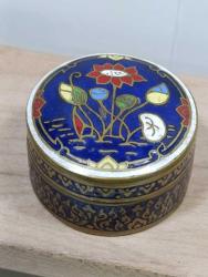 K232----ÇİÇEK DESENLİ KAPAK MİNELİ ESKİ PİRİNÇ KUTU