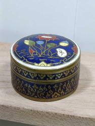 K232----ÇİÇEK DESENLİ KAPAK MİNELİ ESKİ PİRİNÇ KUTU