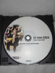 CD Ali Ekber Çiçek Yolumuz Gurbete Düştü - Arşiv 1. orijinal dinlemeyi etkilemeyen çizikler var baştan sona sorunsuz çalışıyor.