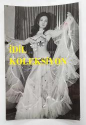 YEŞİLÇAM OYUNCUSU NİLÜFER AYDAN'IN ORİJİNAL FOTOĞRAFI - 18 x 12 cm EBADINDA - NİLÜFER AYDAN DANSÖZ KIYAFETİYLE ORYANTAL DANSI YAPARKEN ÇEKİLMİŞ BİR KARE