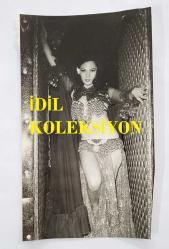 YEŞİLÇAM OYUNCUSU NİLÜFER AYDAN'IN ORİJİNAL FOTOĞRAFI - 17 x 10 cm EBADINDA - NİLÜFER AYDAN, DANSÖZ KOSTÜMÜYLE POZ VERİRKEN ÇEKİLMİŞ BİR KARE