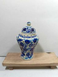 RF62----KÜTAHYA SERAMİK KAPAKLI VAZO--KAPAĞINDA KÜÇÜK BİR ATMASI VAR