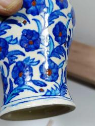 RF62----KÜTAHYA SERAMİK KAPAKLI VAZO--KAPAĞINDA KÜÇÜK BİR ATMASI VAR