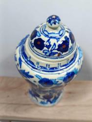 RF62----KÜTAHYA SERAMİK KAPAKLI VAZO--KAPAĞINDA KÜÇÜK BİR ATMASI VAR