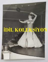 YEŞİLÇAM OYUNCUSU NİLÜFER AYDAN'IN ORİJİNAL FOTOĞRAFI - 14 x 11 cm EBADINDA - NİLÜFER AYDAN, SAHNEDE ORYANTAL KOSTÜMÜYLE DANS EDERKEN ÇEKİLMİŞ BİR KARE