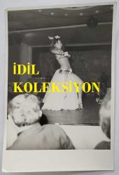 YEŞİLÇAM OYUNCUSU NİLÜFER AYDAN'IN ORİJİNAL FOTOĞRAFI - 18 x 12 cm EBADINDA - NİLÜFER AYDAN, ORYANTAL KOSTÜMÜYLE SAHNEDE DANS EDERKEN ÇEKİLMİŞ BİR KARE