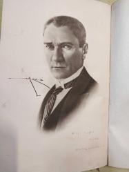 NUTUK, OSMANLICA 1927 BASKILI NUTUK. 8 adet haritalı, MUSTAFA KEMAL ATATÜRK tarafından kaleme alınmıştır. Kitap 1927 yılında Türk Teyyare Cemiyeti tarafından [ANKARA] yayınlanmıştır. 543 sayfadır. Sayfa bilgisi 543 olarak belirtilmiştir. OSMANLICA 1927 BASKILI NUTUK. 8 adet haritalı, eser Osmanlıca dilindedir. 8413 Seri Numaralıdır.